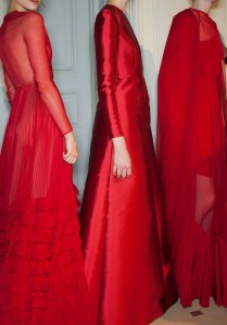 Valentino défilé rouge
