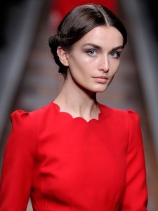 Valentino Robe rouge nattes