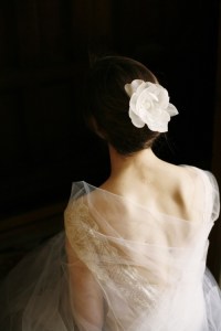 Mariée dos fleur cheveux