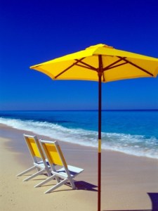 Plage parasol jaune