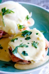Brunch eggs benedict